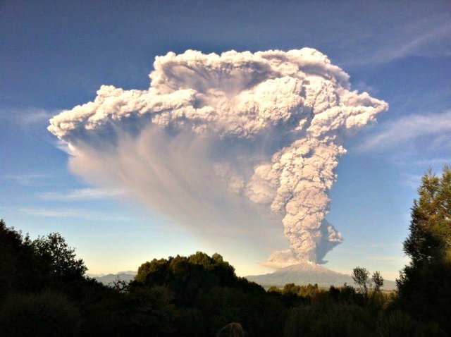 calbuco-erupt-12542-pic.jpg