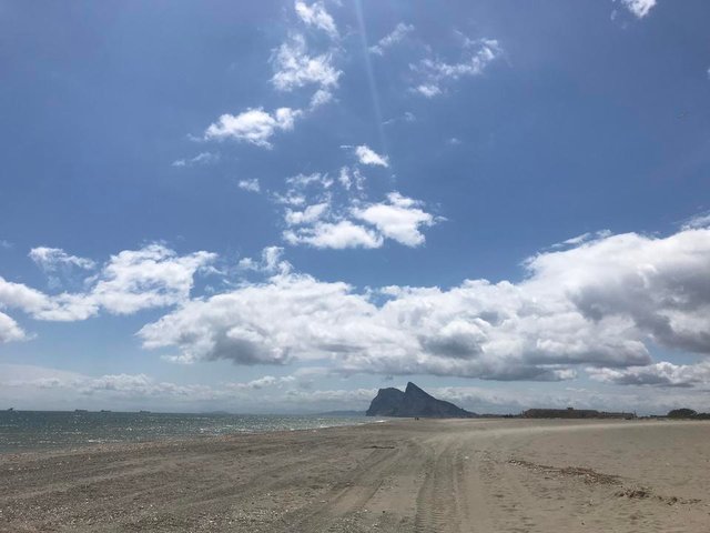 Gibraltar-the-rock-felsen-von-Gibraltar-Affen-Europa-Afrika-Fernblick.jpg