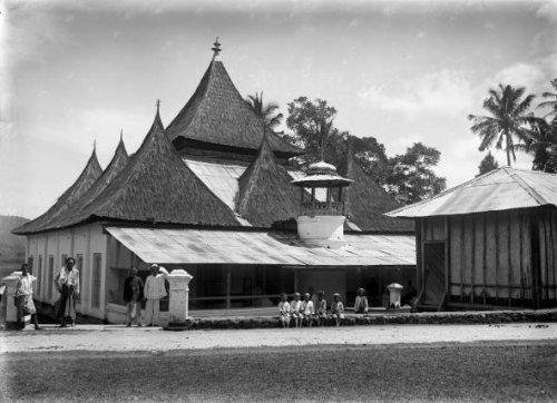 Masjid di Bukittinggi, 1880. Stoop..jpg
