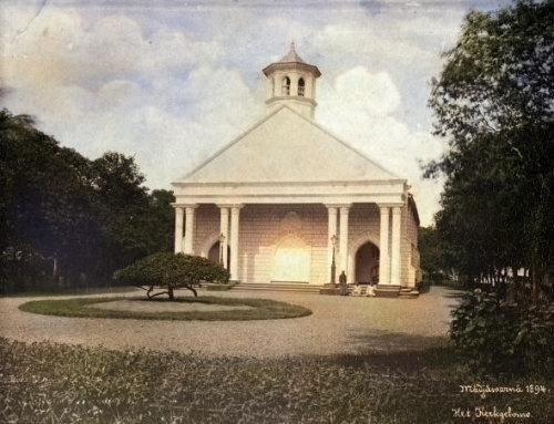 Gereja Kristen Jawi Wetan di Mojowarno, Jawa Timur, 1894. Stoop. Colorized..jpg