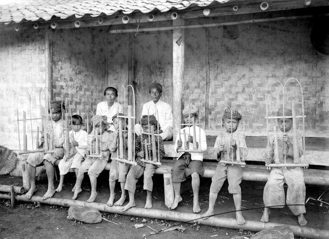 Anak-anak Jawa Barat bermain angklung, 1918. Tropenmuseum..jpg