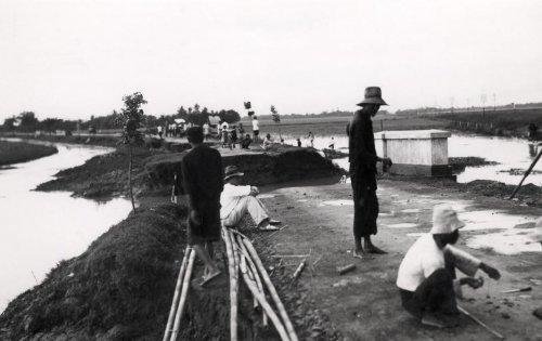 Banjir memutus jalan di Jawa, 1930. Spaarnestaad..jpg