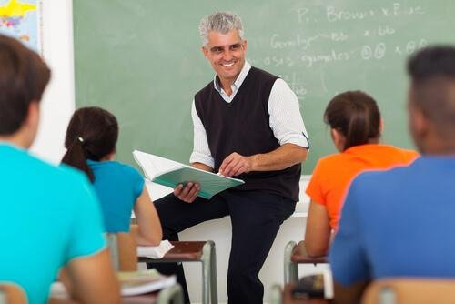 docente-en-escuela-secundaria.jpg