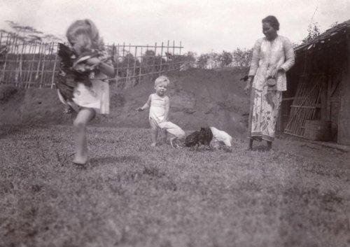 Anak Belanda bermain dengan ayam. Jawa, 1925. Hilbrander..jpg