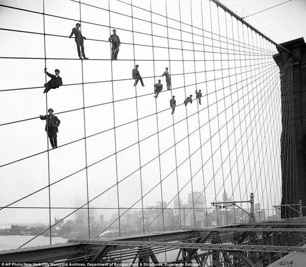 Painters-hang-from-suspended-wires-on-the-Brooklyn-Bridge-October-7-1914-31-years-after-it-first-opened.jpg