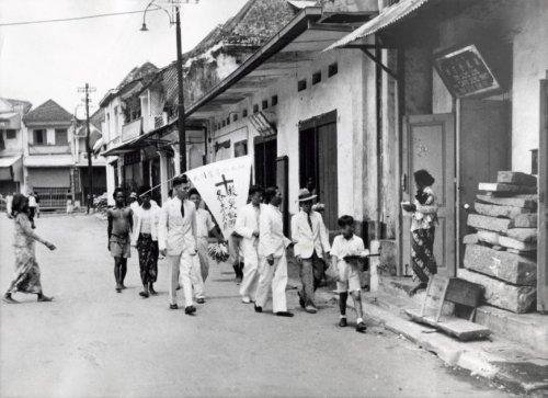 Meminta sumbangan untuk Palang Merah, 1938. Spaarnestad..jpg