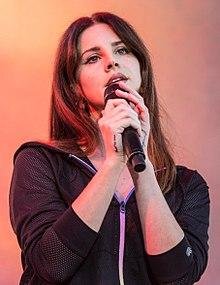 220px-Lana_Del_Rey_at_KROQ_Weenie_Roast_2017_(cropped).jpg