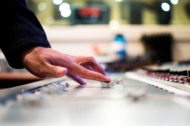 mixing-desk-351478_1280.jpg