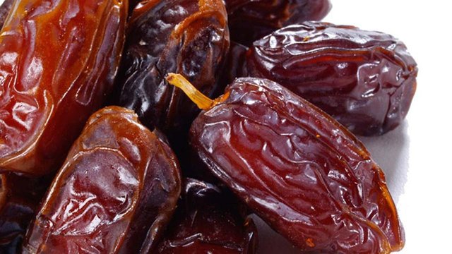 fruit-dried-dates-deglett.jpg