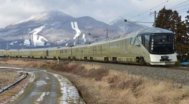 worlds-most-luxurious-train-started-in-Japan.jpg