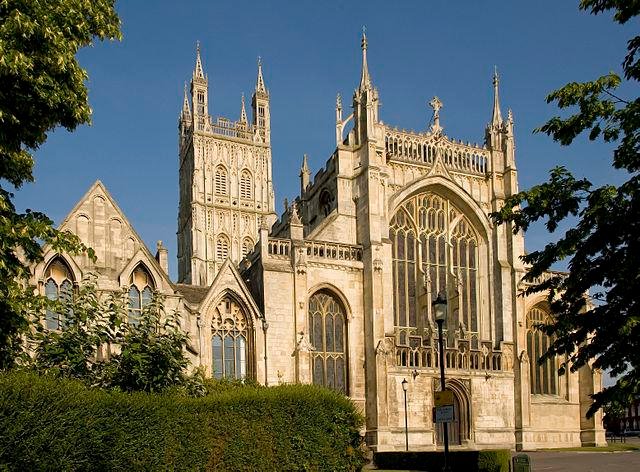 640px-Gloucester_Cathedral_exterior_front.jpg