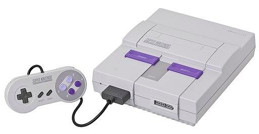 Foto do primeiro modelo do Super Nintendo, com controle
