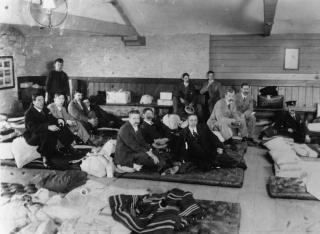 Survivors-of-the-Titanic-disaster-at-Millbay-Docks-in-Plymouth-1st-May-1912.jpg