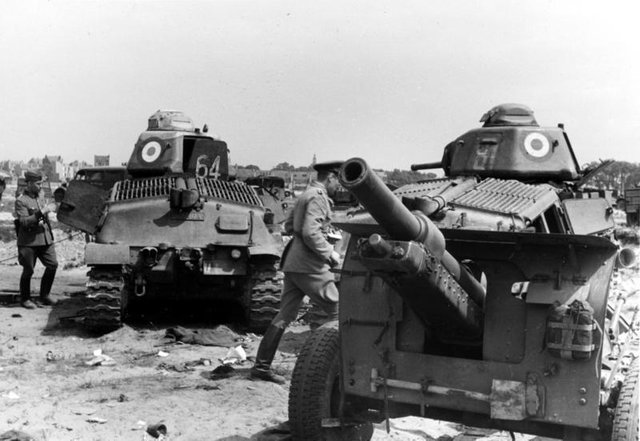 Bundesarchiv_Bild_121-0412,_Frankreich,_Panzer_Somua_S35,_Geschütz.jpg