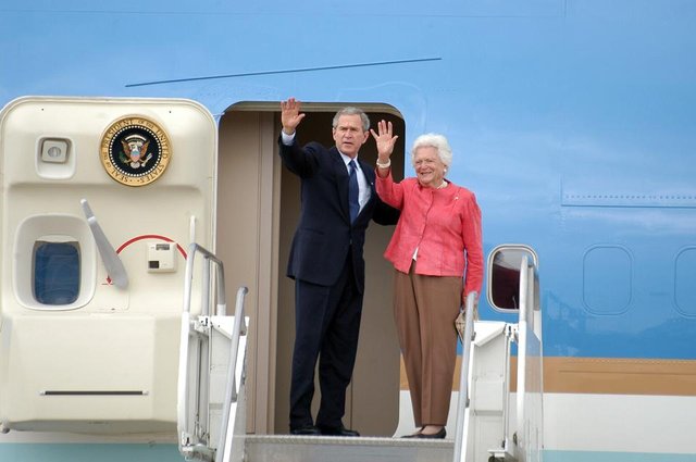 US_Navy_050318-O-4039N-002_President_George_W._Bush_and_his_mother,_Barbara_Bush,_wave_goodbye_to_a_crowd_of_over_200_Sailors_and_Marines_aboard_Naval_Air_Station_(NAS)_Pensacola,_Fla.jpg