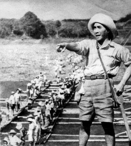 Soekarno Berpose Sebagai Romusha, 1944.jpg