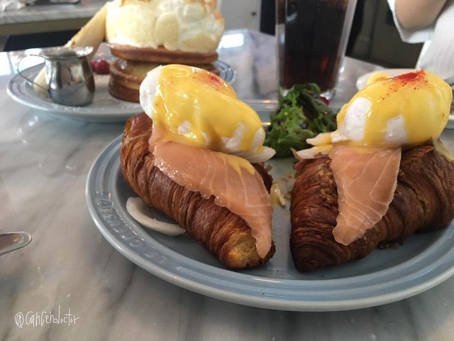 smoked salmon egg benedict