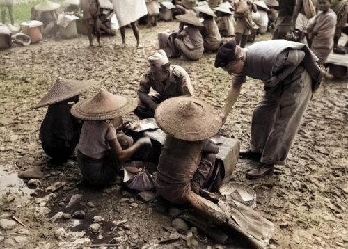 Tentara Belanda Berbelanja di Pasar Rantepao, Sulawesi 1948. Hugo Wilmar-Spaarnestad. Colorized..jpg