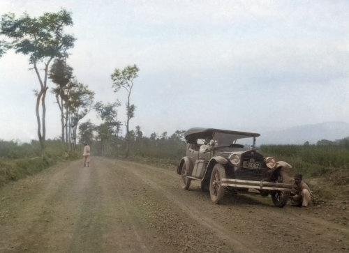 Memperbaiki Mobil di Pinggir Jalan, 1920. Hilbrander. Colorized..jpg