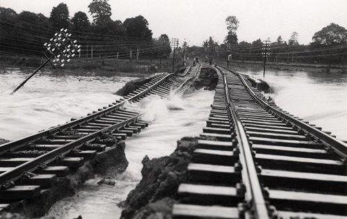 Banjir merusak jalur kereta di Jawa, 1930. Spaarnestaad..jpg