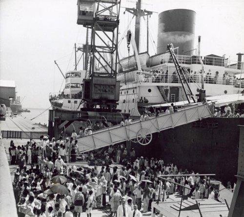 Pemberangkatan Jamaah Haji di Pelabuhan Tanjung Priok, 1938. Spaarnestad..jpg