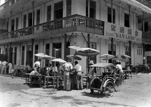 Money Changer di Batavia, 1947. Hugo Wilmar-Spaarnestad..jpg