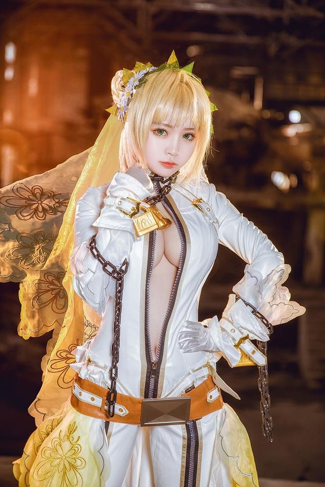 Armed-Busty-NeroClaudius-Cosplay-6.jpg