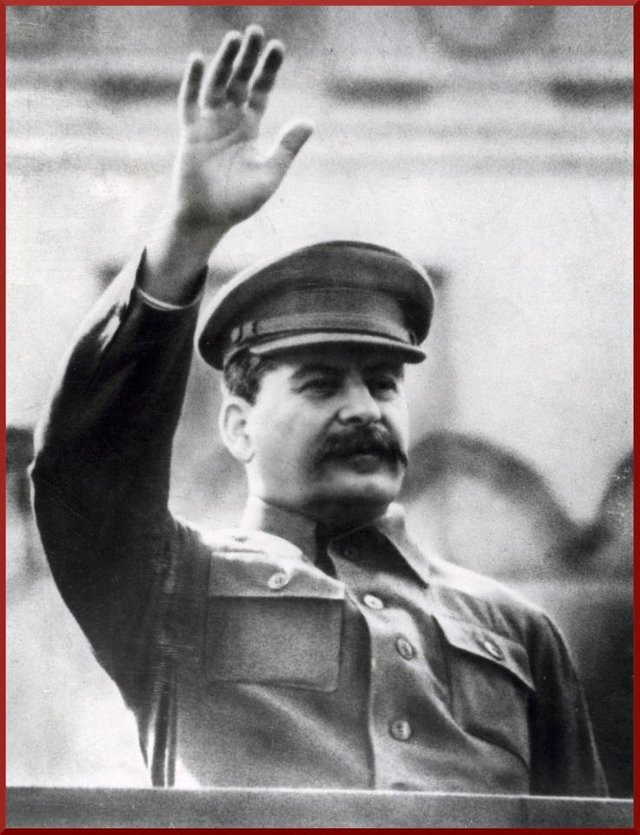 Stalin_in_July_1941.jpg