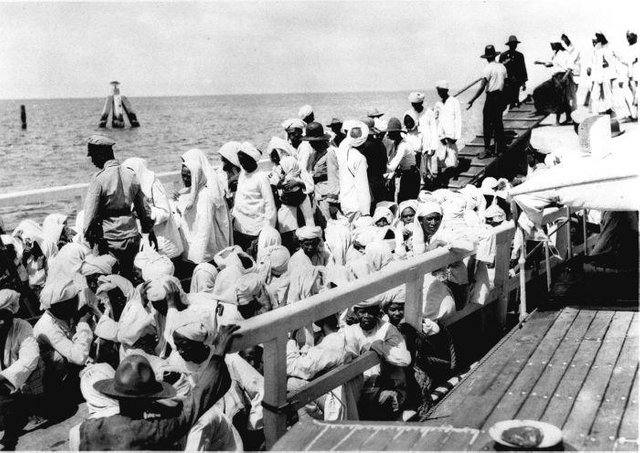 Jamaah haji dikarantina di Pulau Onrust, 1930. Tropenmuseum..jpg