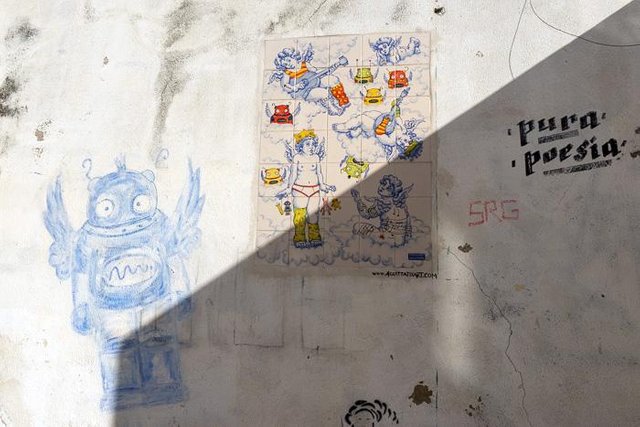 32 Street Art In Lisbon DSC08338.jpg