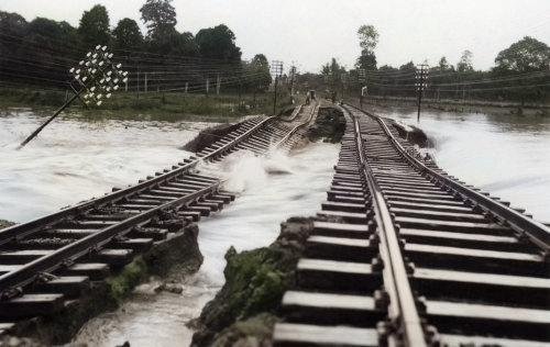 Banjir merusak jalur kereta di Jawa, 1930. Spaarnestaad. Colorized..jpg