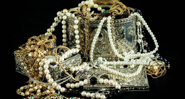 jewels_jewelry_necklace_broach_gold_silver_pearls_diamonds-1097388.jpg