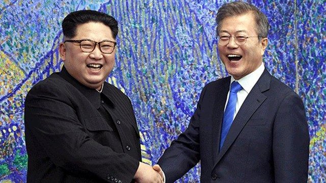 kim-jong-un-dan-moon-jae-in_20180427_112838.jpg