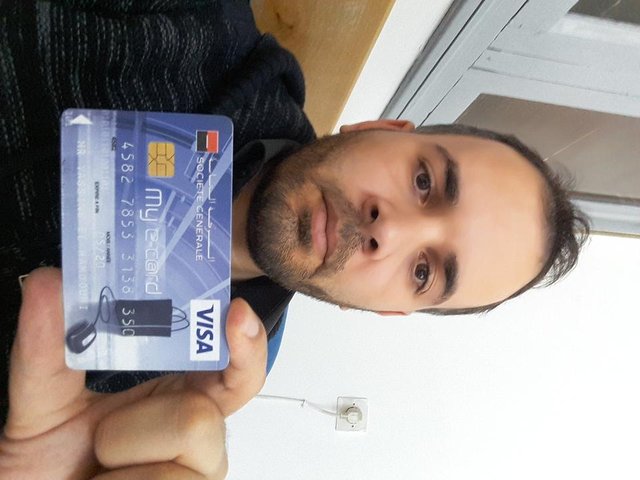 PHOTO AVEC CARTE BANQUE.jpg