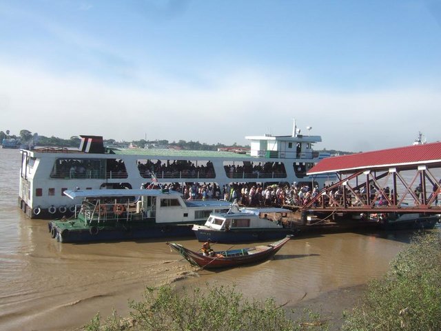 083 the crowds disembark, Pansodan Jetty.jpg