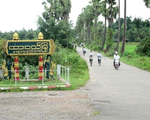 AEP_X2JPHNURXXP3WV41ZZ18Commuters-Pass-a-Signboard-for-Dawei-City.jpg