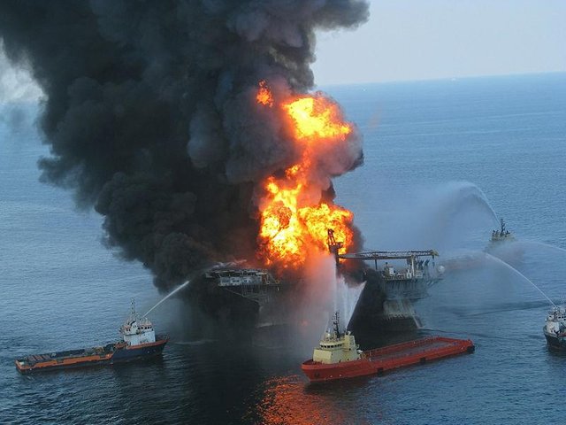 Deepwater_Horizon_offshore_drilling_unit_on_fire_2010.jpg