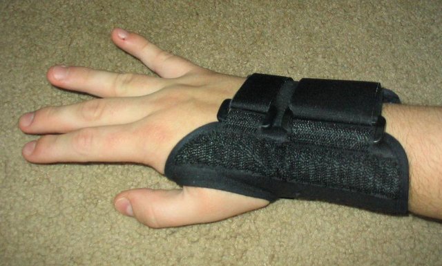 A rigid splint can keep the wrist straight.jpg