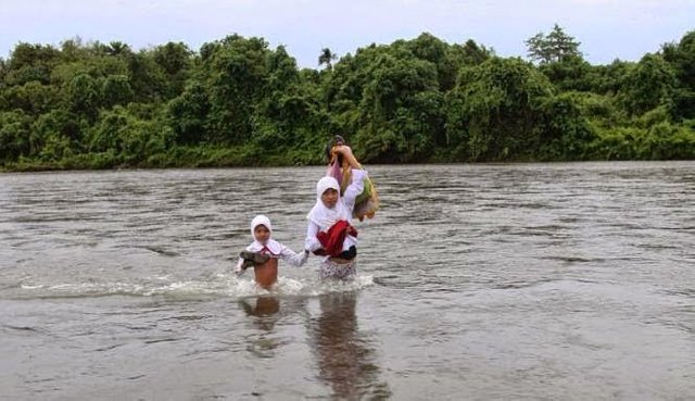 180434_seberangi-sungai-untuk-ke-sekolah_663_382.JPG