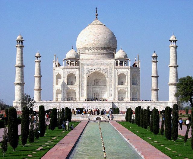 800px-Taj_Mahal_in_March_2004.jpg