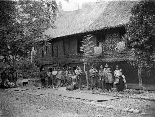 Wanita dan anak-anak Minangkabau, 1880. Stoop..jpg