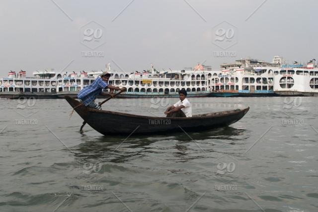 stock-photo-river-water-travel-city-people-pollution-transport-bangladesh-1a5a9ec7-7204-4e23-8e52-9d9029cc8c77.jpg