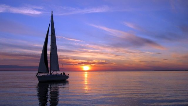 “一只船孤独地航行在海上，它既不寻求幸福，也不逃避幸福，它只是向前航行，底下是沉静碧蓝的大海，而头顶是金色的太阳。”@莱蒙托夫