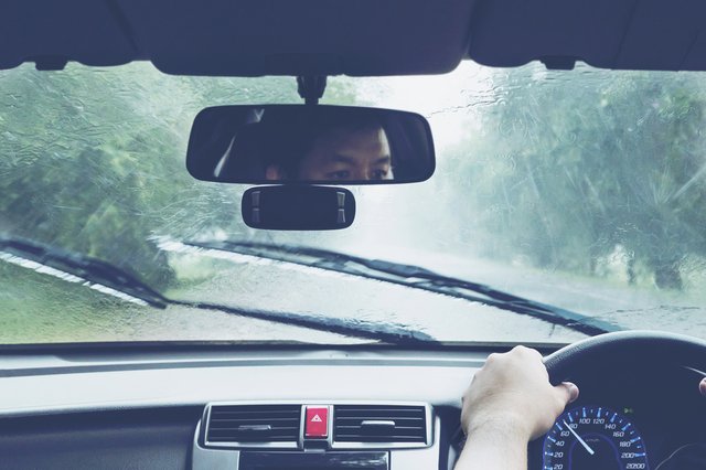 man-driving-car-heavy-rainfall (1)