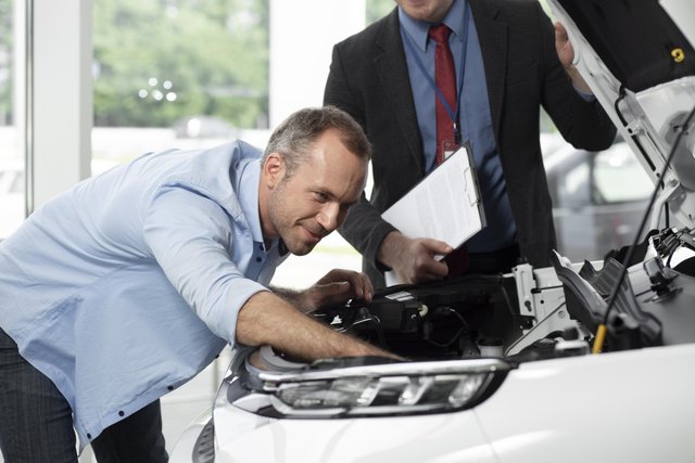 close-up-customer-with-business-person-car-dealership (1)