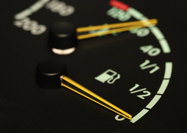 close-up-fuel-level-gauge-vehicle (2)