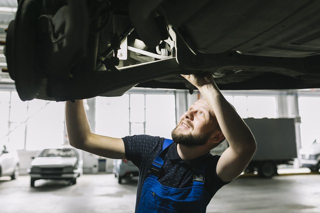 auto-mechanic-looking-car-s-hob (1)