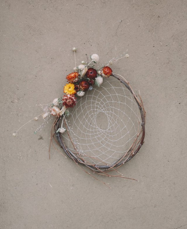 Strawflower Dreamcatcher – natural dreamcatcher with dried flowers and silver thread, floral dream catcher, boho wall hanging, natural decor