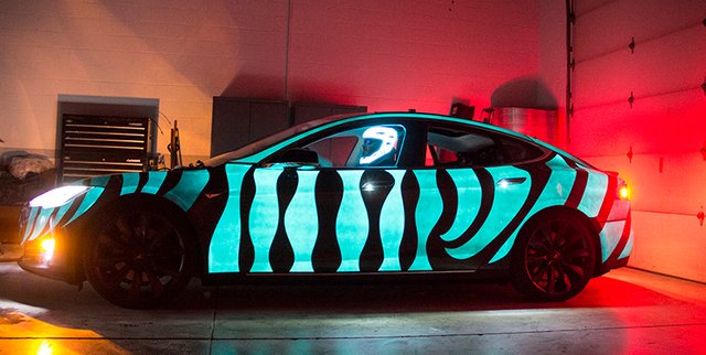 tesla-model-s-with-lumilor-electroluminescent-light-coating_100480821_l.jpg