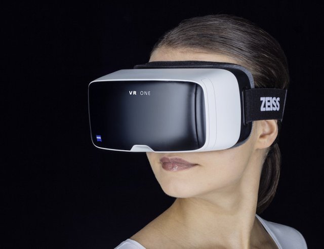 Zeiss-VR-ONE-Smartphone-Compatible-Virtual-Reality-Headset-02.jpg